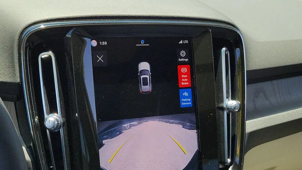2023 Volvo XC40 B5 Plus Dark Theme