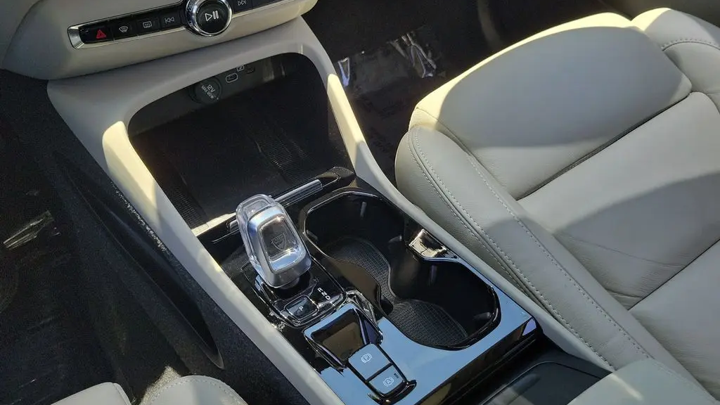 2023 Volvo XC40 B5 Plus Dark Theme