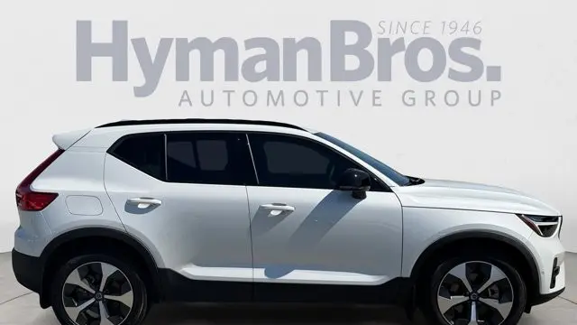 2023 Volvo XC40 B5 Plus Dark Theme
