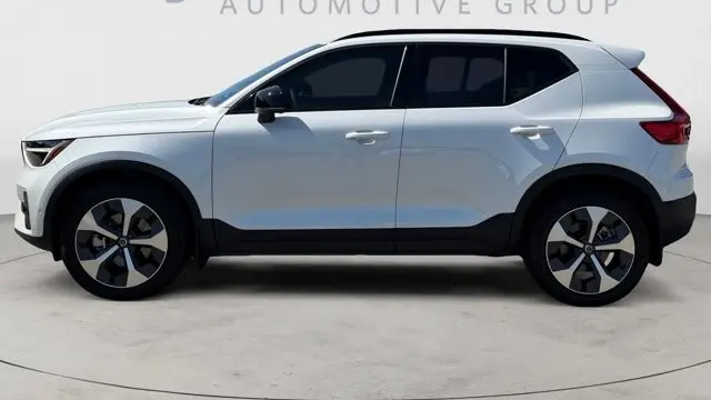 2023 Volvo XC40 B5 Plus Dark Theme