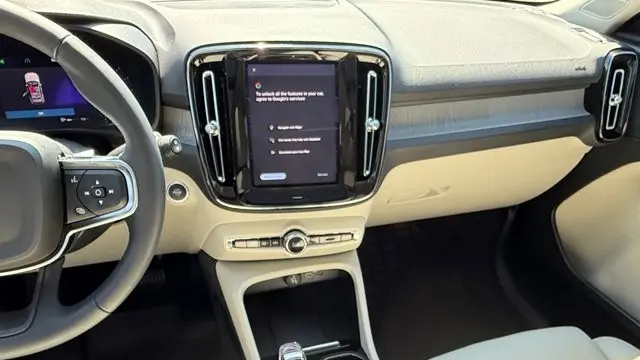 2023 Volvo XC40 B5 Plus Dark Theme