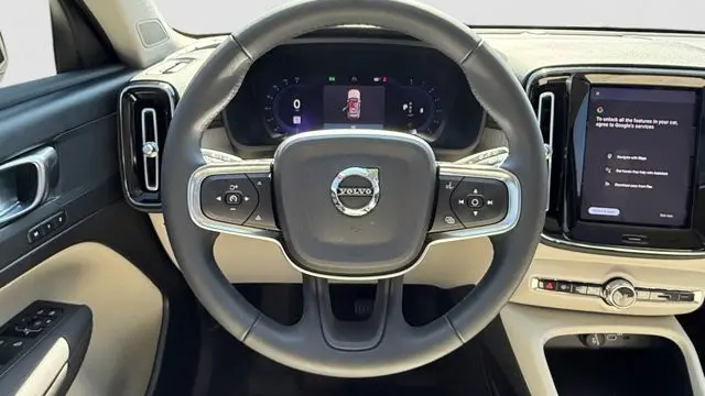 2023 Volvo XC40 B5 Plus Dark Theme