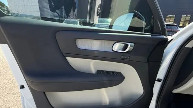 2023 Volvo XC40 B5 Plus Dark Theme
