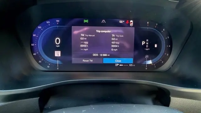 2023 Volvo XC40 B5 Plus Dark Theme