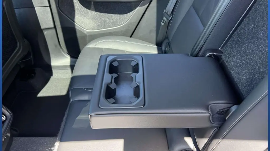 2024 Volvo XC40 B5 Plus Dark Theme
