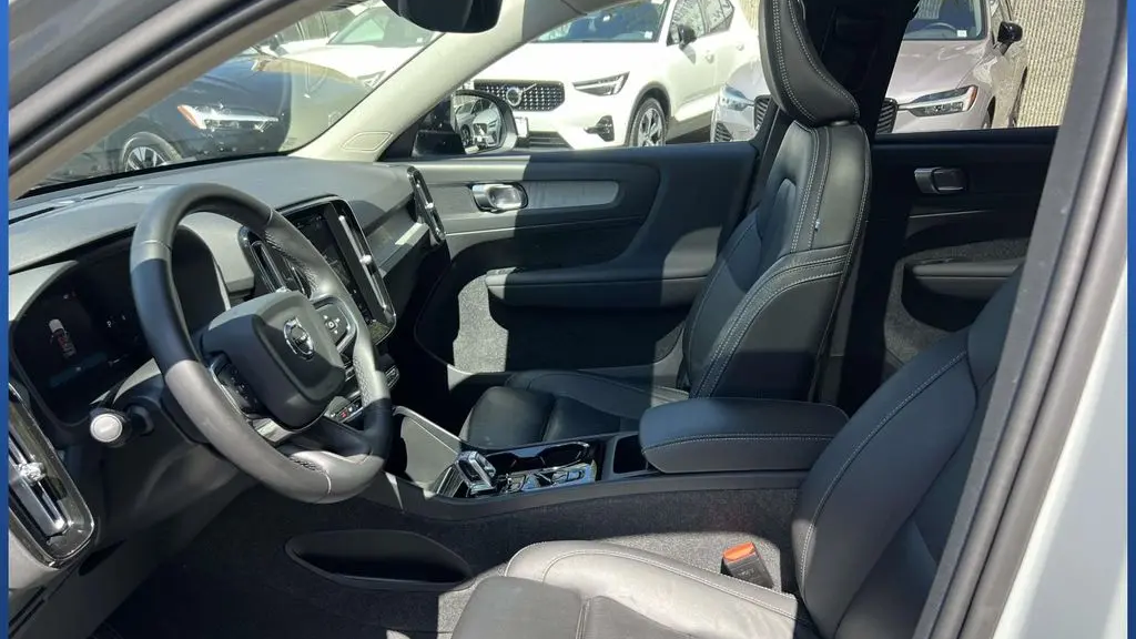 2024 Volvo XC40 B5 Plus Dark Theme