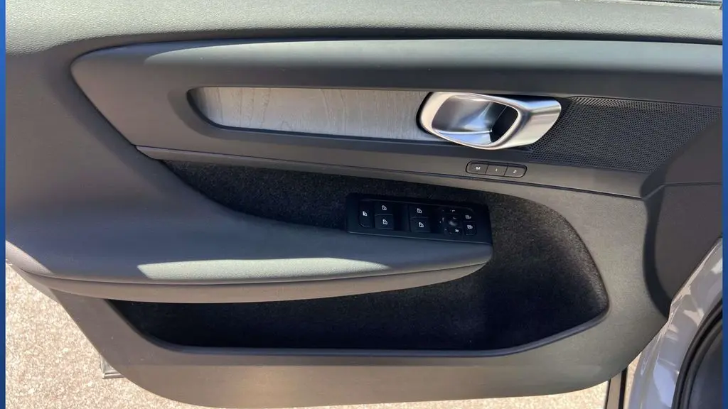 2024 Volvo XC40 B5 Plus Dark Theme