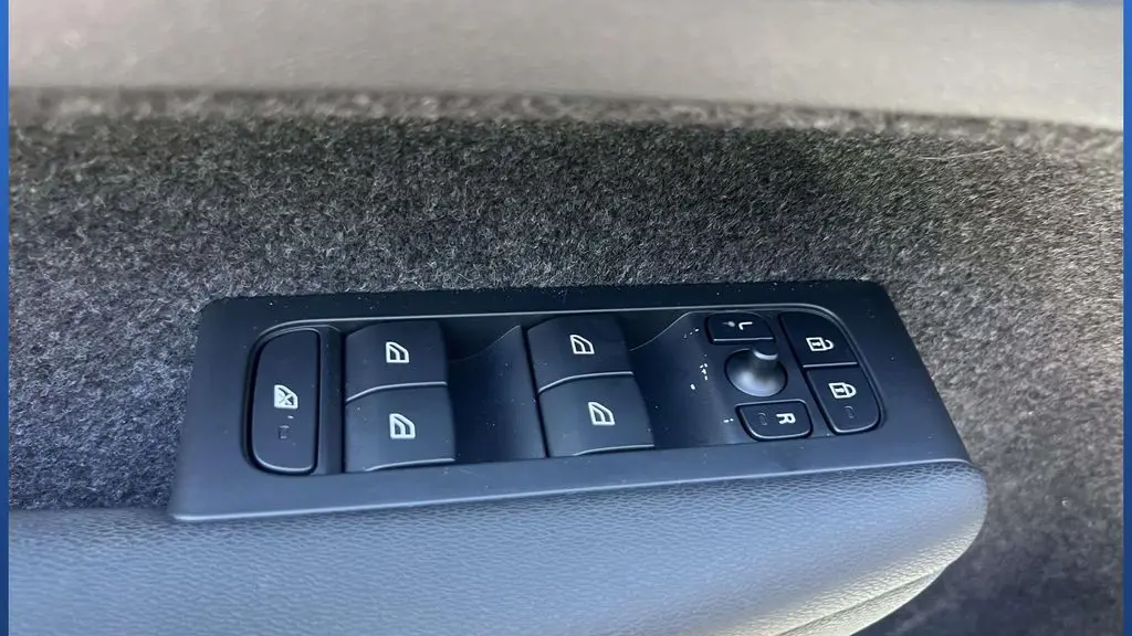 2024 Volvo XC40 B5 Plus Dark Theme
