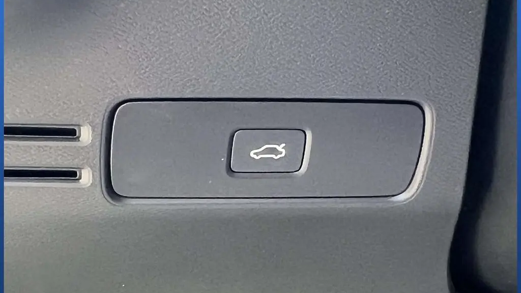 2024 Volvo XC40 B5 Plus Dark Theme