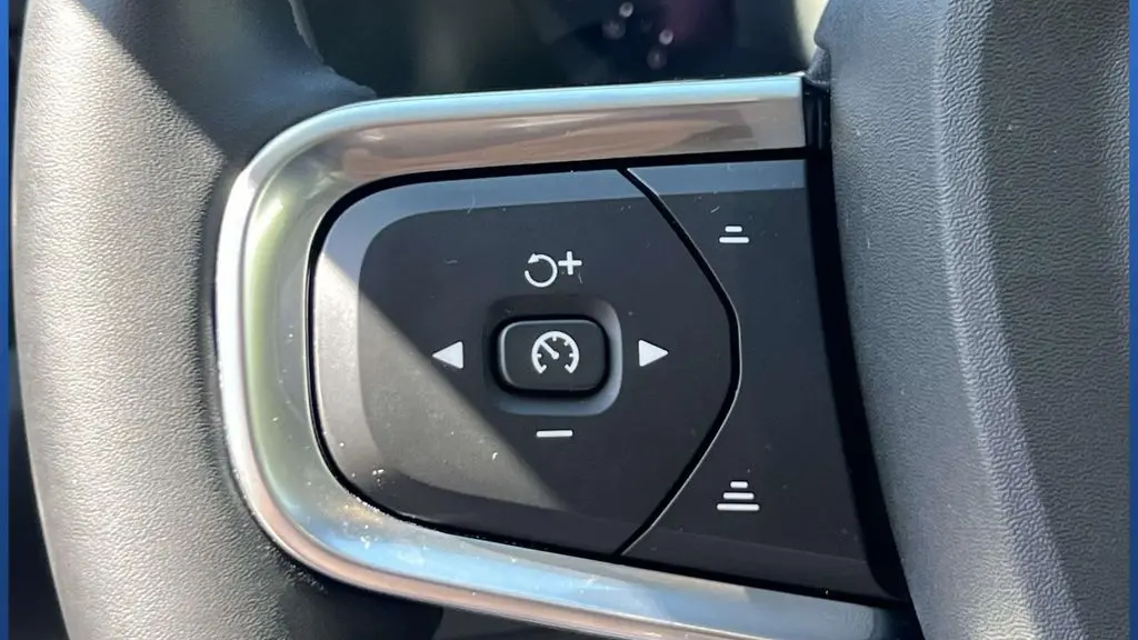 2024 Volvo XC40 B5 Plus Dark Theme