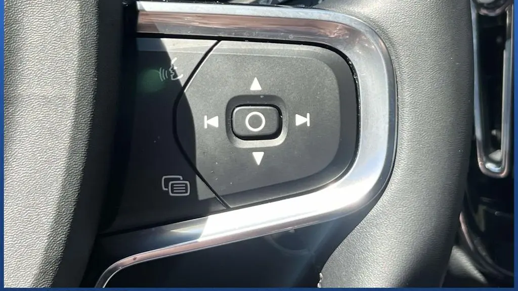 2024 Volvo XC40 B5 Plus Dark Theme