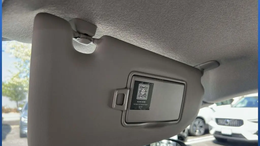 2024 Volvo XC40 B5 Plus Dark Theme