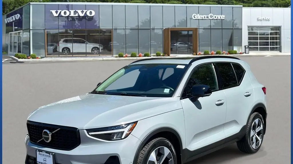 2024 Volvo XC40 B5 Plus Dark Theme