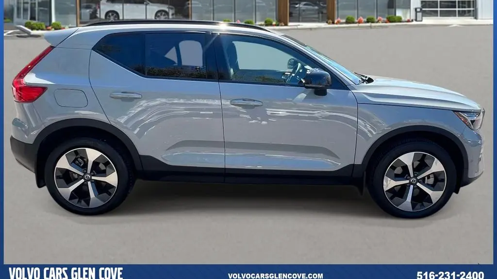 2024 Volvo XC40 B5 Plus Dark Theme