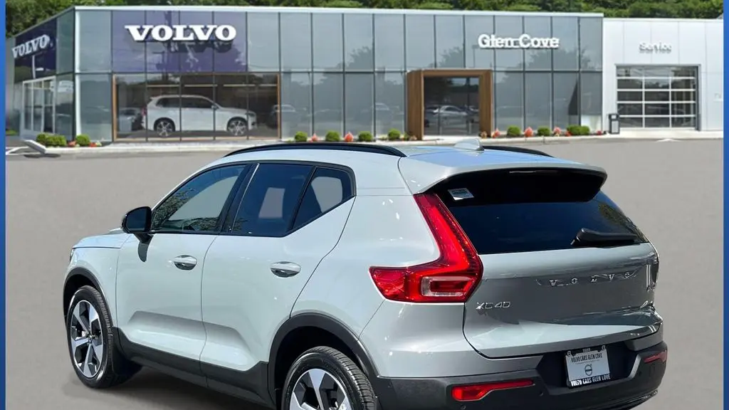 2024 Volvo XC40 B5 Plus Dark Theme
