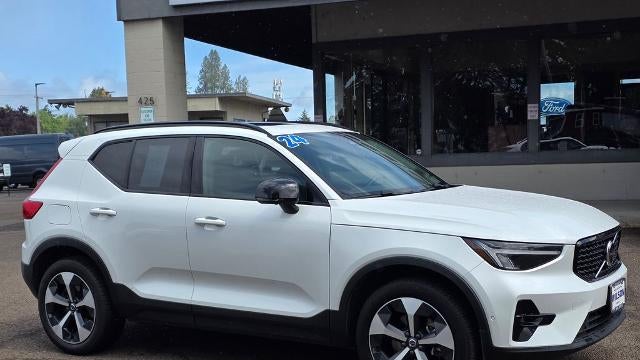 2024 Volvo XC40 B5 Plus Dark Theme