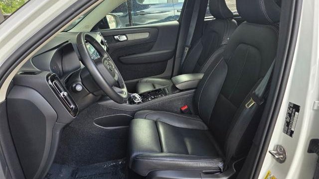 2024 Volvo XC40 B5 Plus Dark Theme