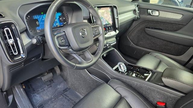 2024 Volvo XC40 B5 Plus Dark Theme