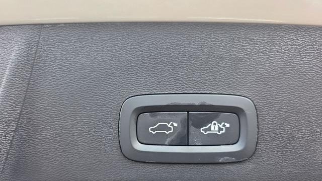 2024 Volvo XC40 B5 Plus Dark Theme