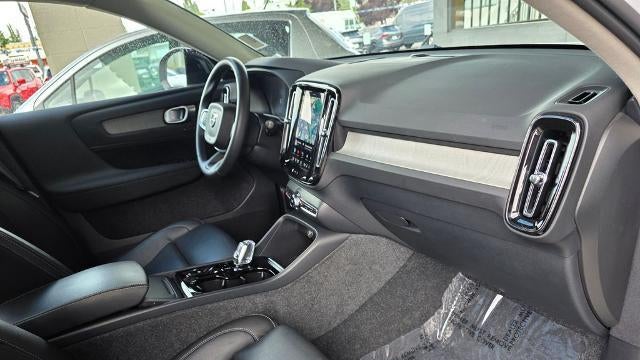 2024 Volvo XC40 B5 Plus Dark Theme