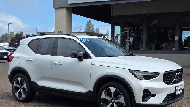 2024 Volvo XC40 B5 Plus Dark Theme