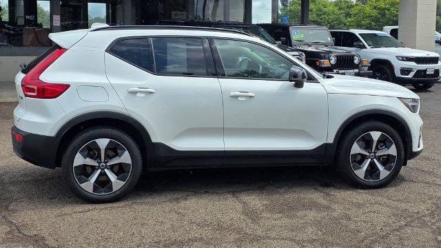 2024 Volvo XC40 B5 Plus Dark Theme