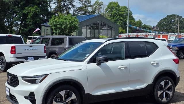 2024 Volvo XC40 B5 Plus Dark Theme