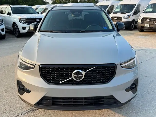 2025 Volvo XC40 - $35,001