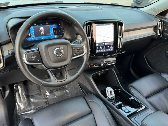 2025 Volvo XC40 - $35,001