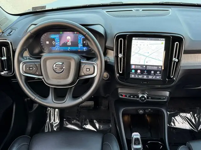 2025 Volvo XC40 - $35,001