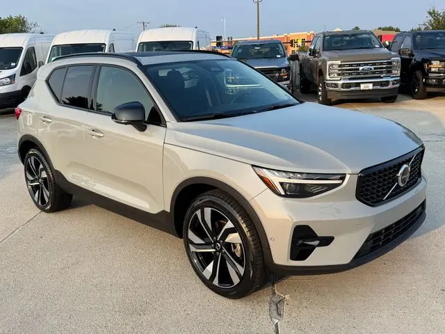 2025 Volvo XC40 - $35,001