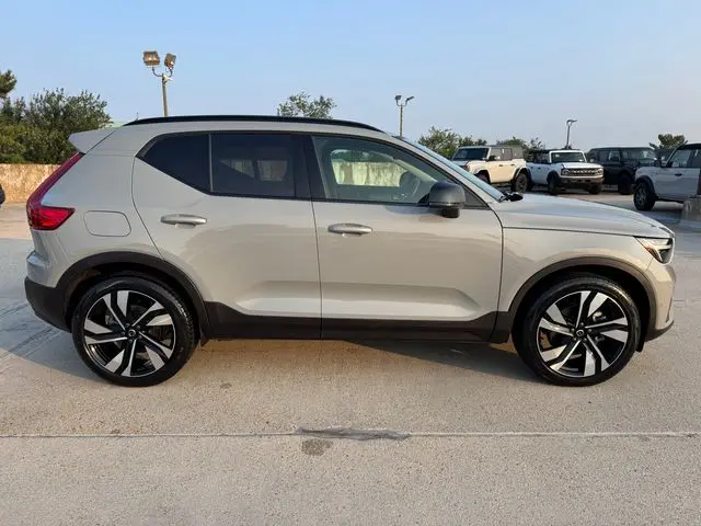 2025 Volvo XC40 - $35,001