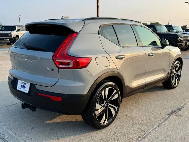 2025 Volvo XC40 - $35,001