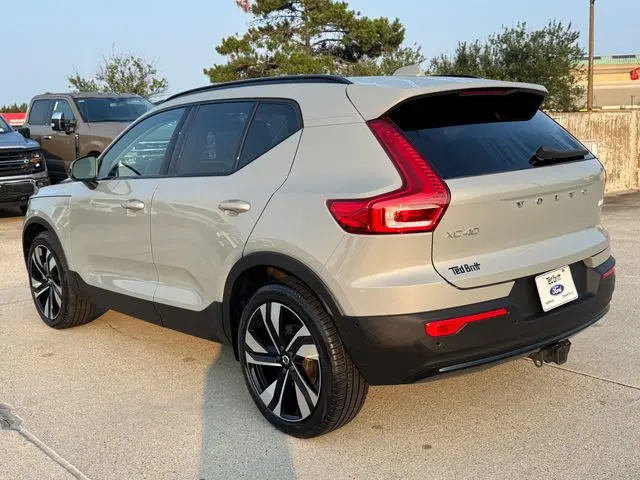 2025 Volvo XC40 - $35,001