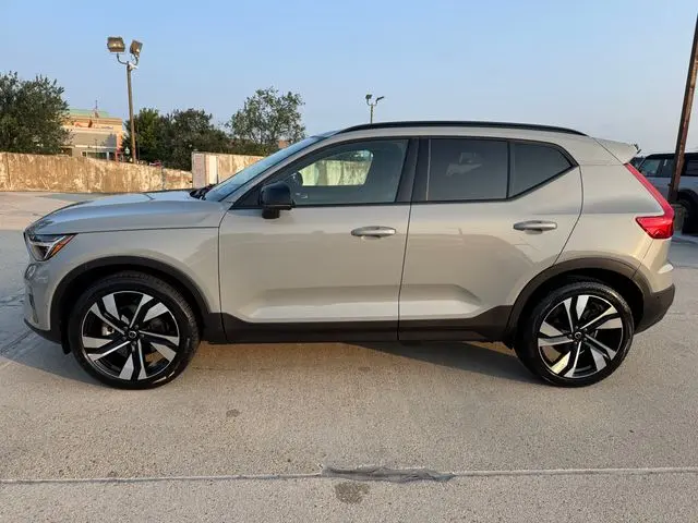 2025 Volvo XC40 - $35,001