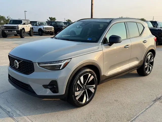 2025 Volvo XC40 - $35,001