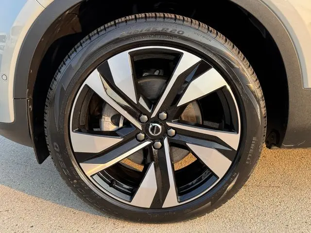 2025 Volvo XC40 - $35,001