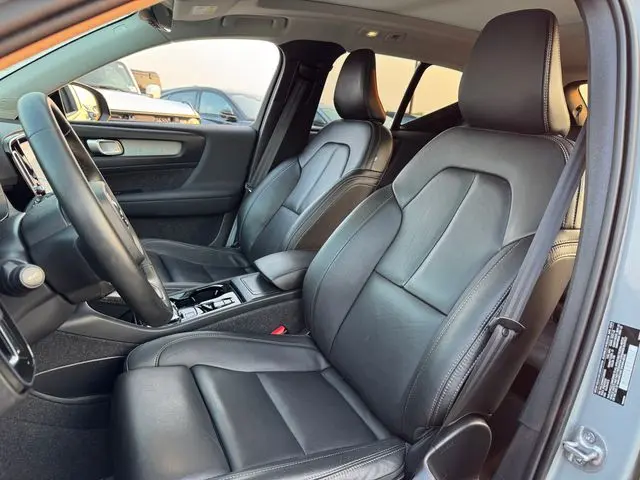2025 Volvo XC40 - $35,001