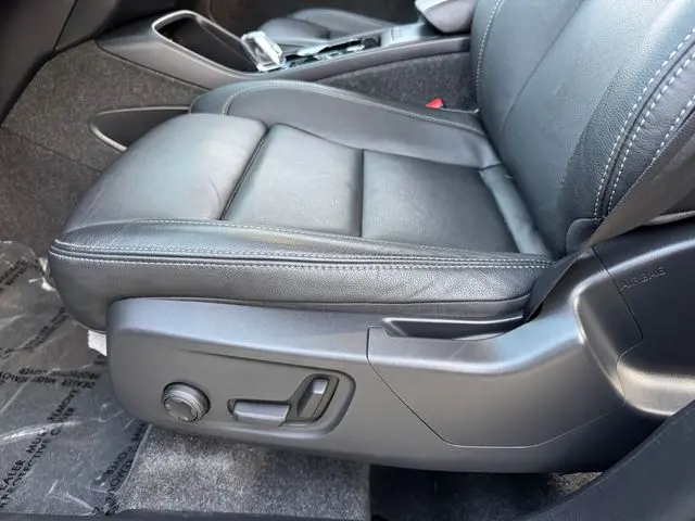 2025 Volvo XC40 - $35,001