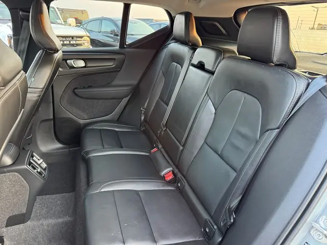 2025 Volvo XC40 - $35,001