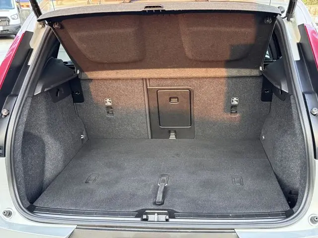 2025 Volvo XC40 - $35,001