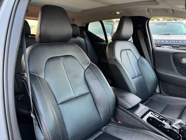 2025 Volvo XC40 - $35,001