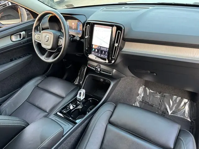 2025 Volvo XC40 - $35,001