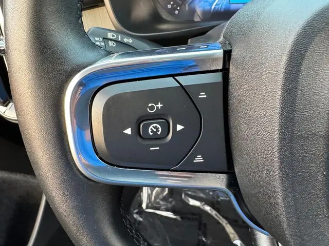 2025 Volvo XC40 - $35,001