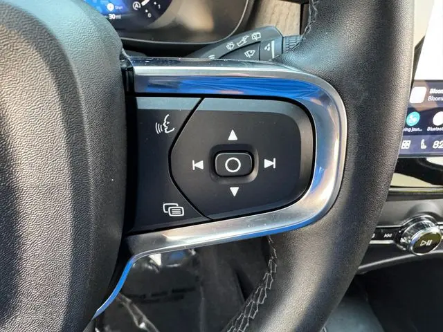 2025 Volvo XC40 - $35,001