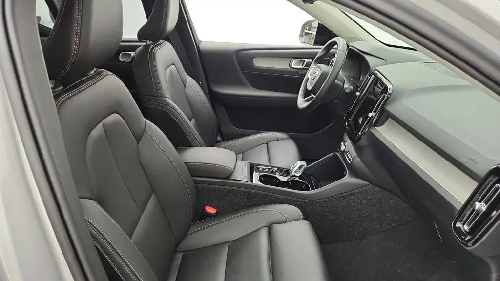 2025 Volvo XC40 B5 Ultra Dark Theme