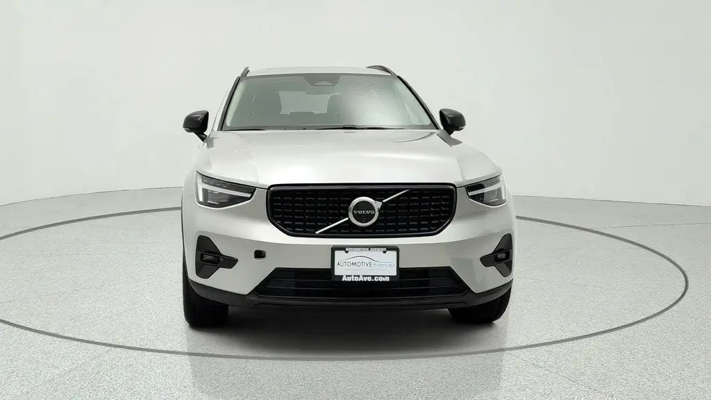 2025 Volvo XC40 B5 Ultra Dark Theme