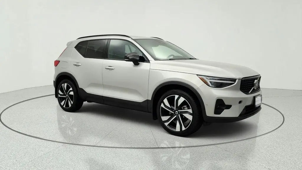 2025 Volvo XC40 B5 Ultra Dark Theme