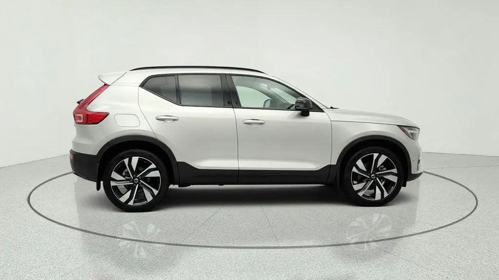 2025 Volvo XC40 B5 Ultra Dark Theme