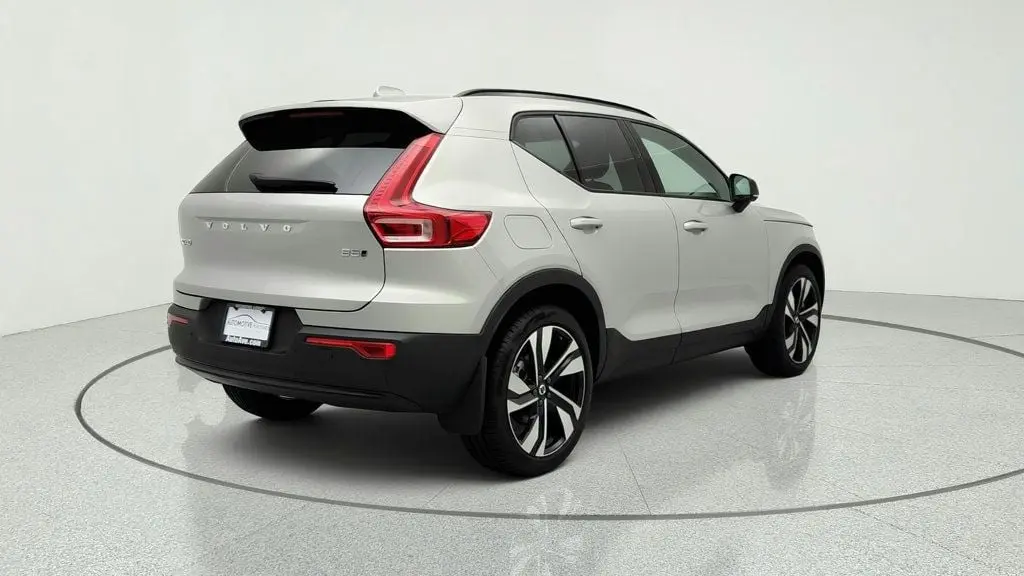 2025 Volvo XC40 B5 Ultra Dark Theme